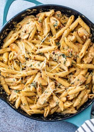 Creamy-Garlic-Chicken-Pasta-with-Tomato-and-Spinach-5